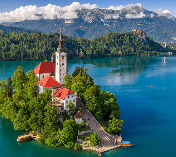 Panoramska slika Blejskega jezera in otoka.