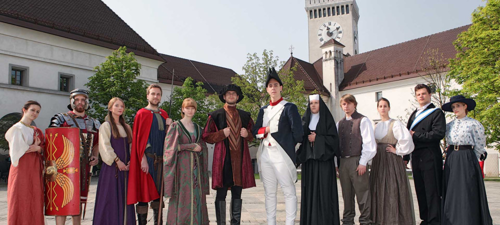 Guides du château vêtus de différents costumes.