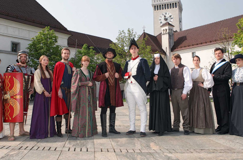 Guides du château vêtus de différents costumes.
