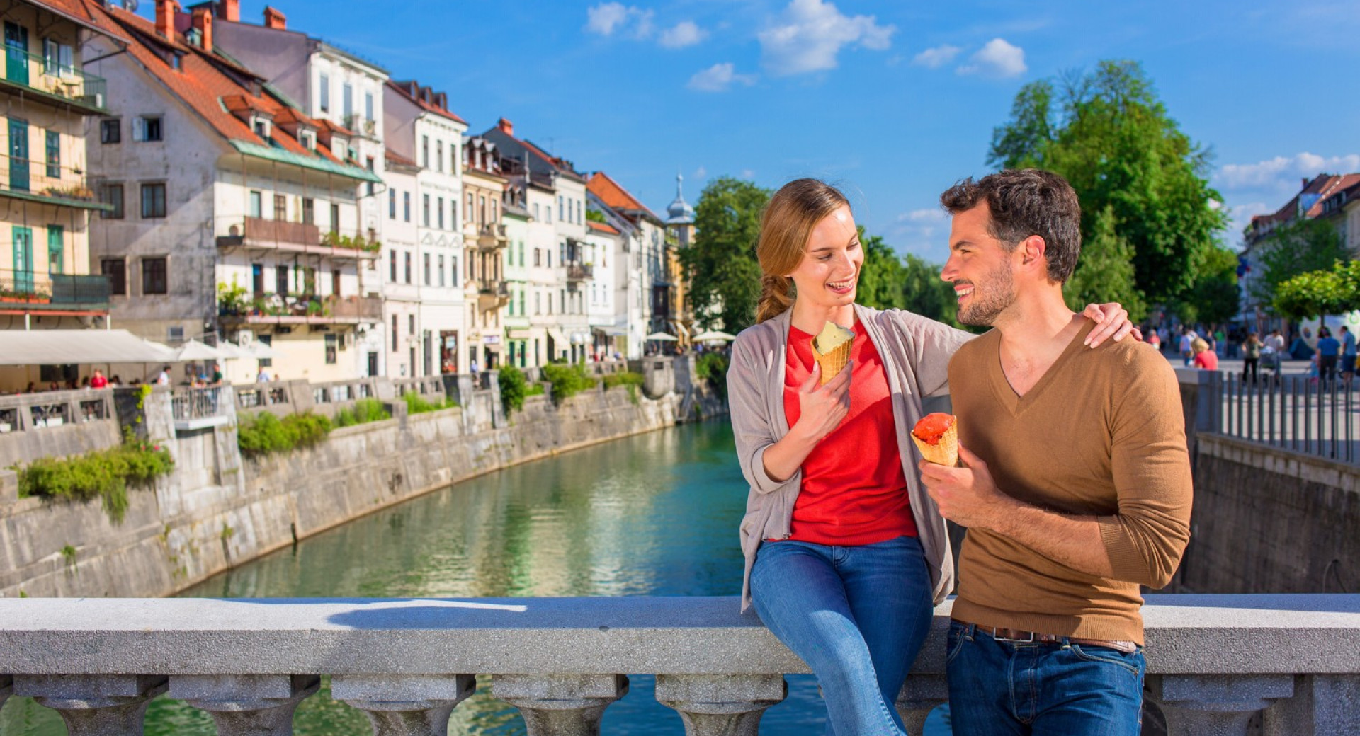 Zaljubljen par s sladoledom na mostu čez Ljubljanico.
