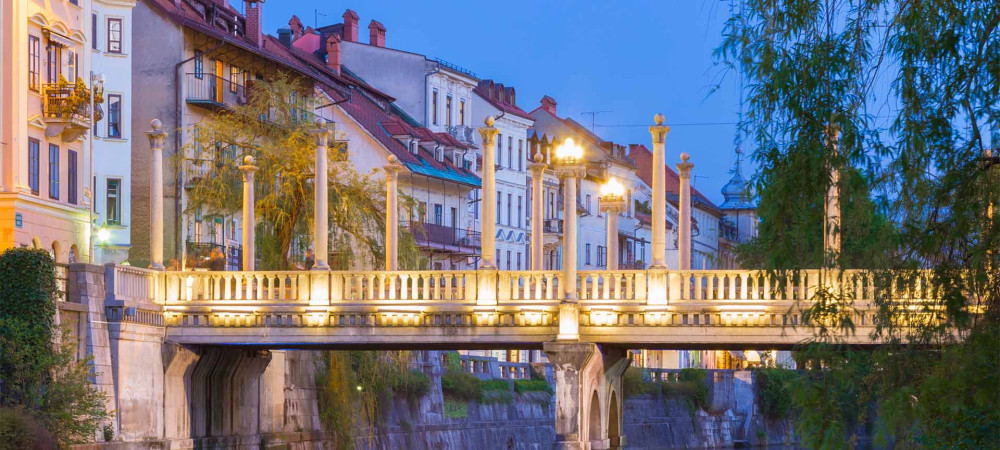 Cevljarski most v soju vecernih luci.