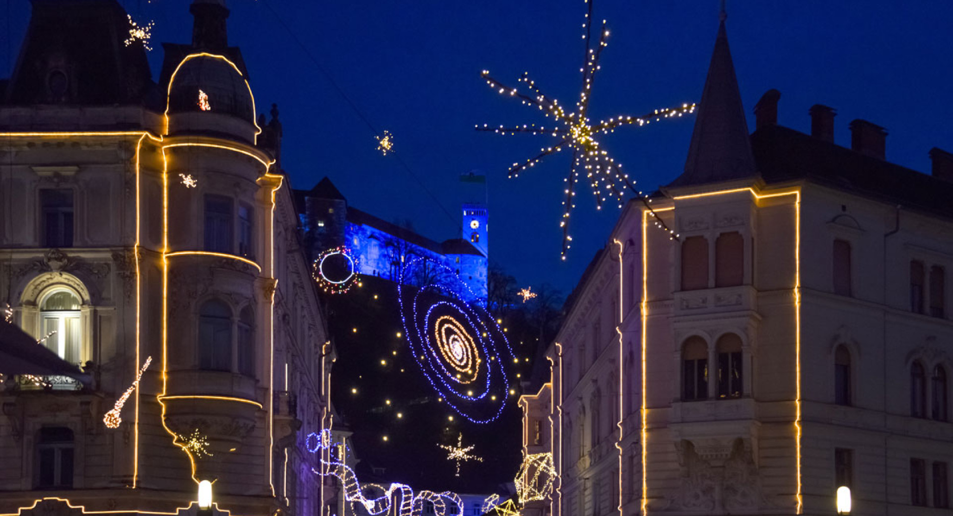 Praznično okrašena Ljubljana in Ljubljanski grad.