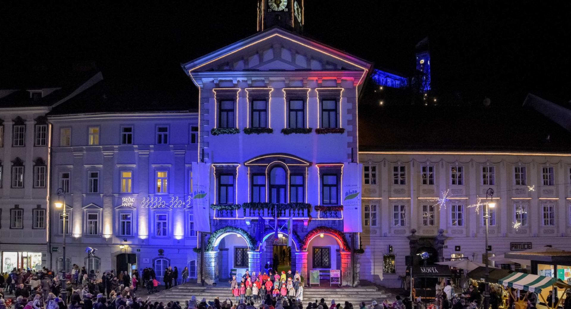 Nastop pred praznično osvetljeno Mestno hišo