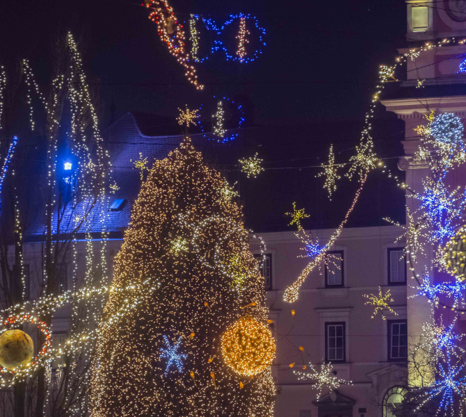 Praznicno okraseno drevo z drugimi visecimi praznicnimi instalacijami na temo vesolja.