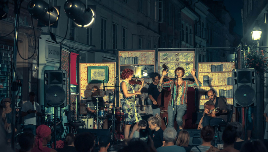 Večerni koncert prek Škucem.