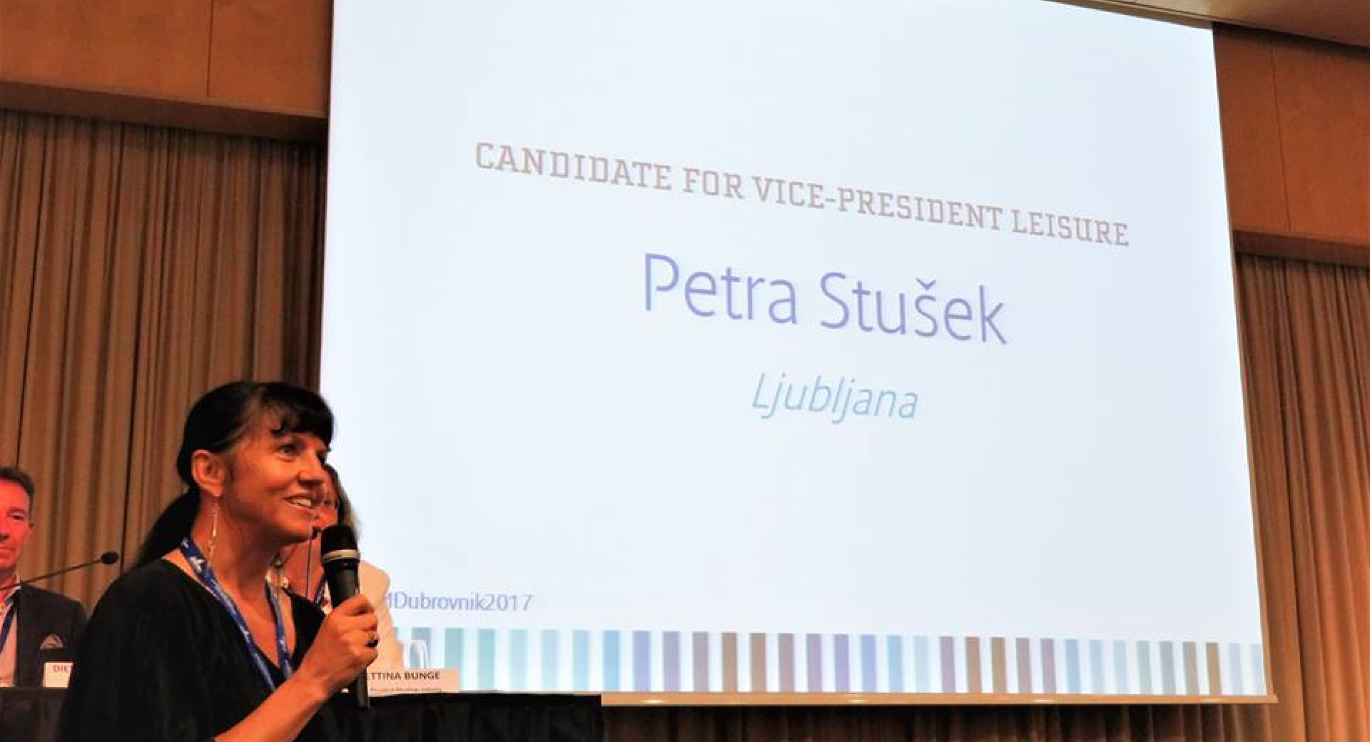 Direktorica Turizma Ljubljana za mikrofonom.