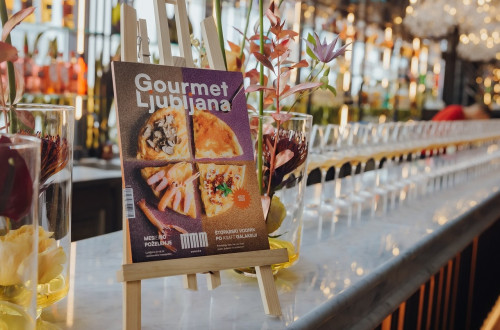 Revija Gourmet Ljubljana na stojalu.