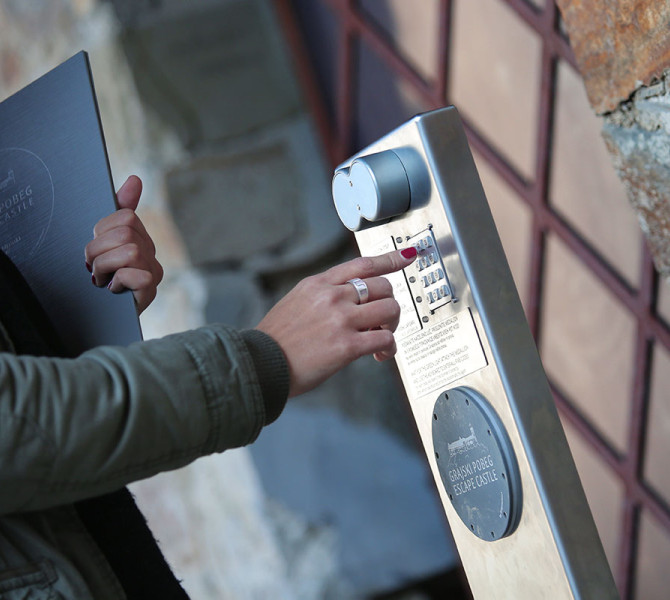 Obiskovalka Grajskega pobega tipka kodo za vstop v igro.