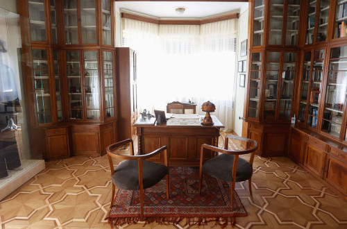 Knjižnica in urad župana v vili Zlatica.