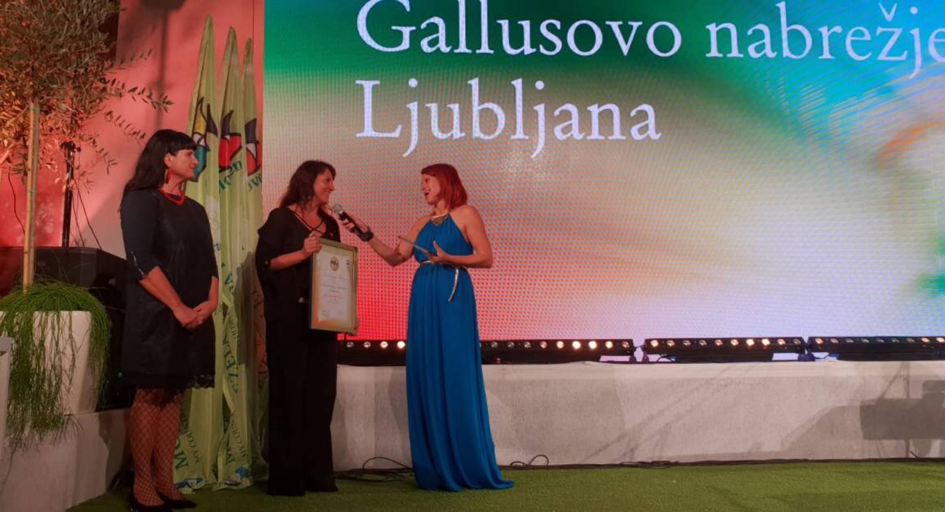 Direktorica Turizma Ljubljana prejema nagrado.