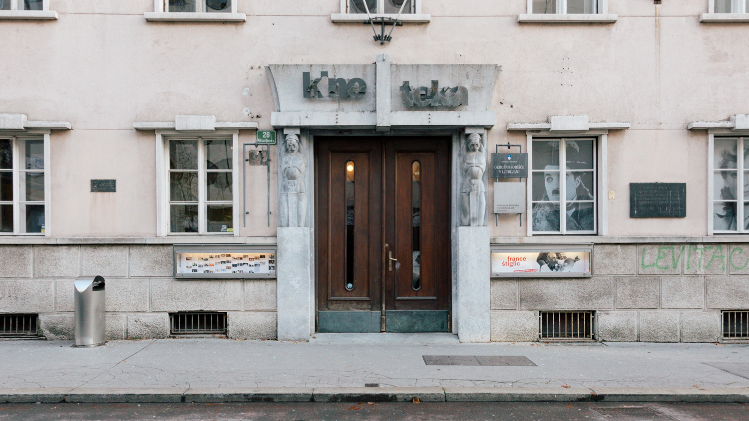 Façade du bâtiment avec de grandes portes en bois.