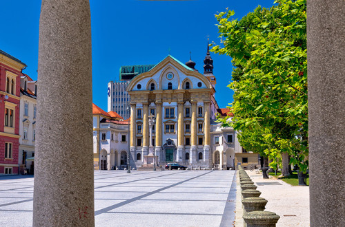Kongresni trg cerkev svete Trojice 2016 Mostphotos novica