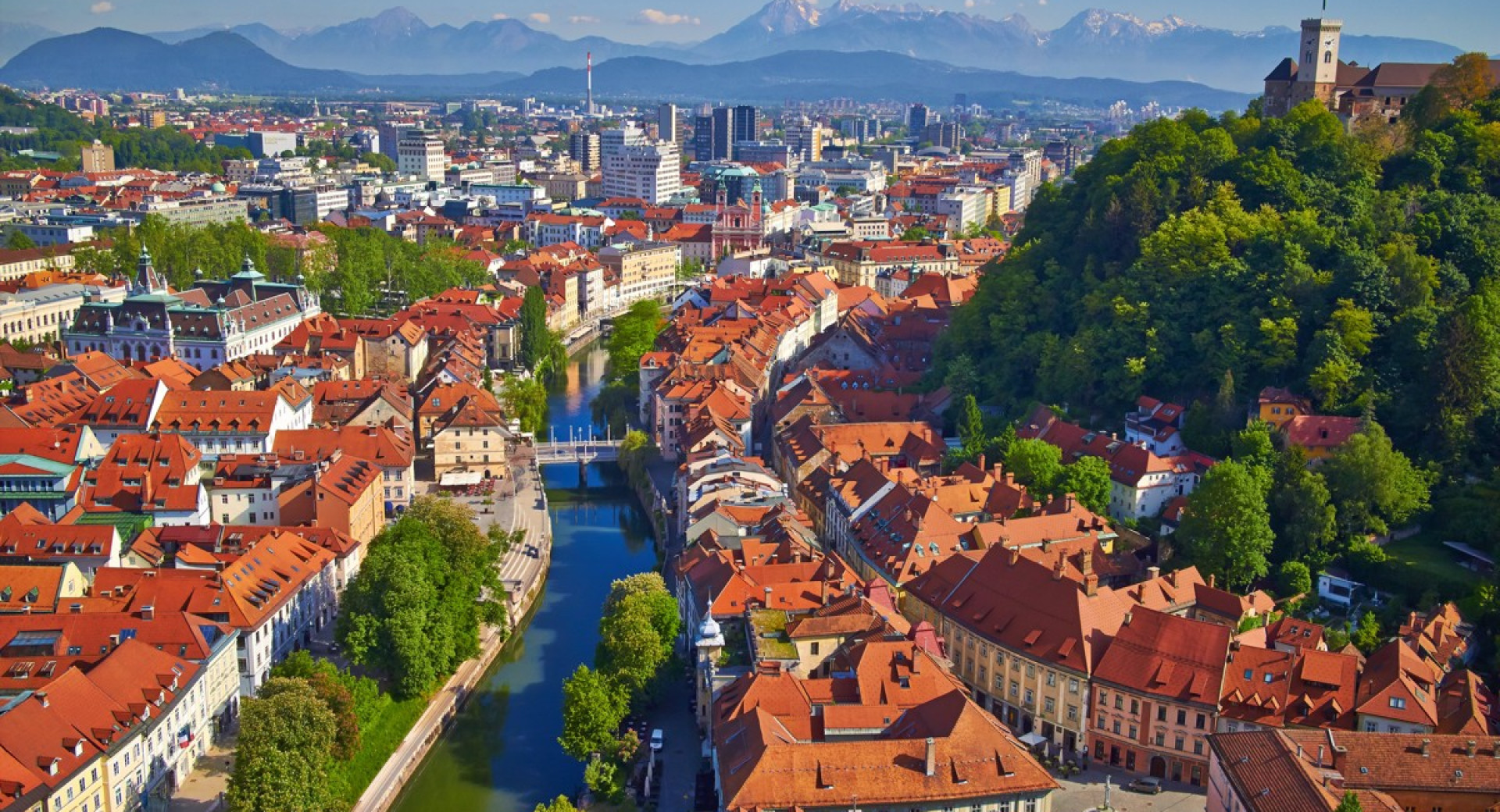 Panorama Ljubljane. Na sredini reka Ljubljanica.