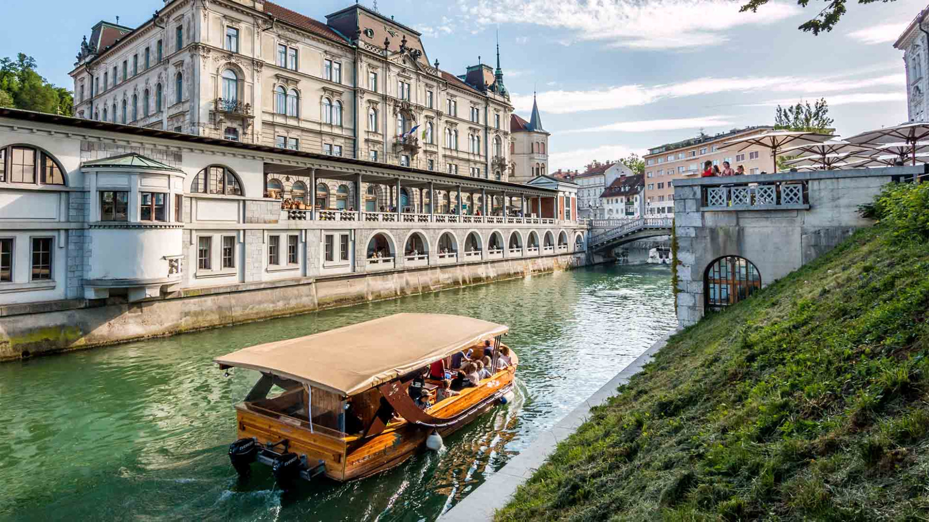 Ljubljanica Plecnikove trznice ladjica Blaz Pogacnik