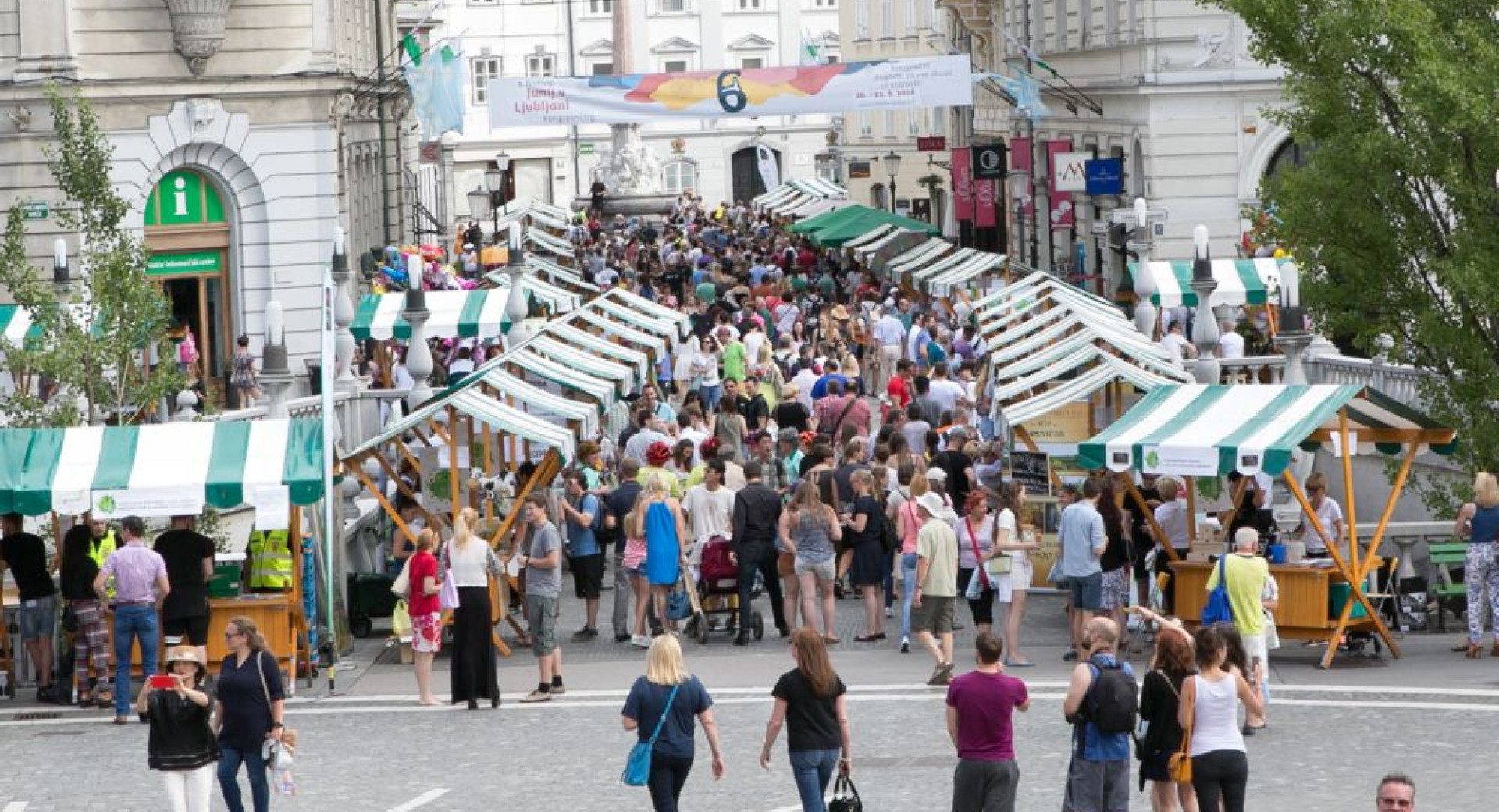 Obiskovalci ljubljanske vinske poti med stojnicami.