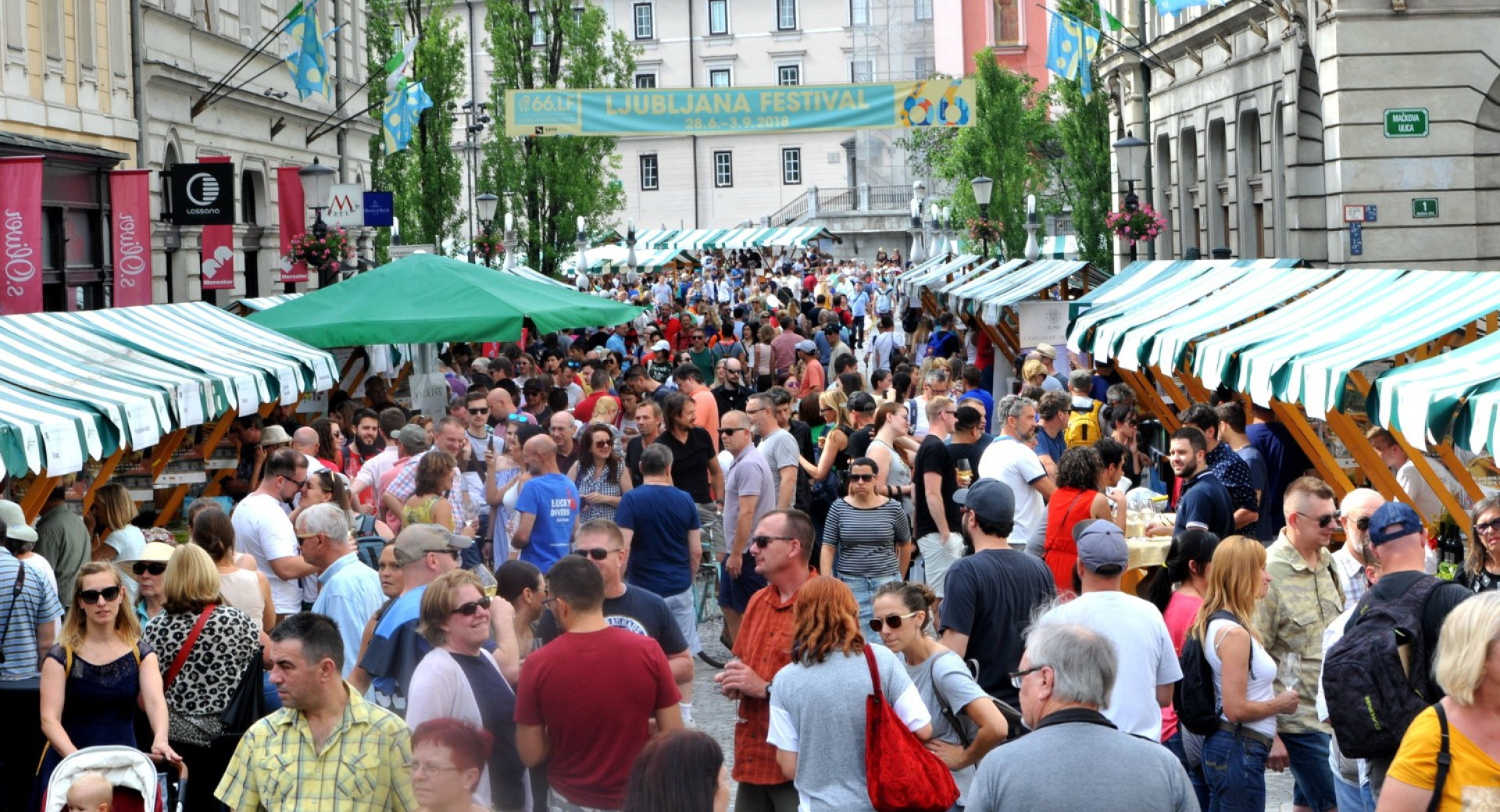 Obiskovalci ljubljanske vinske poti med stojnicami.