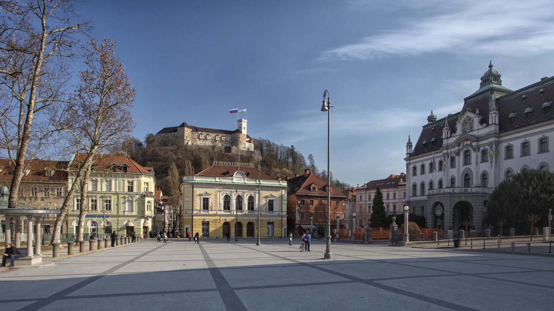 Kongresni trg s pogledom na Filharmonijo in Ljubljanski grad.