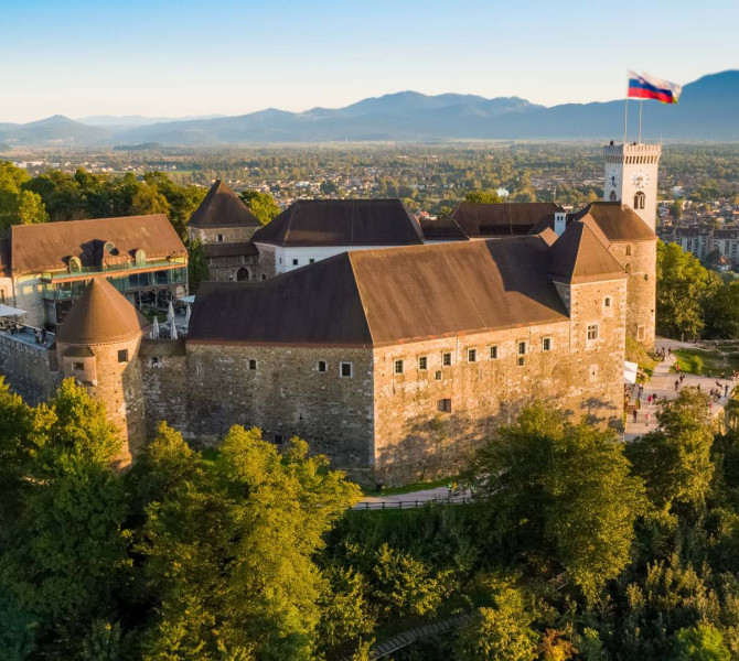 Ljubljanski grad na grajskem griču.