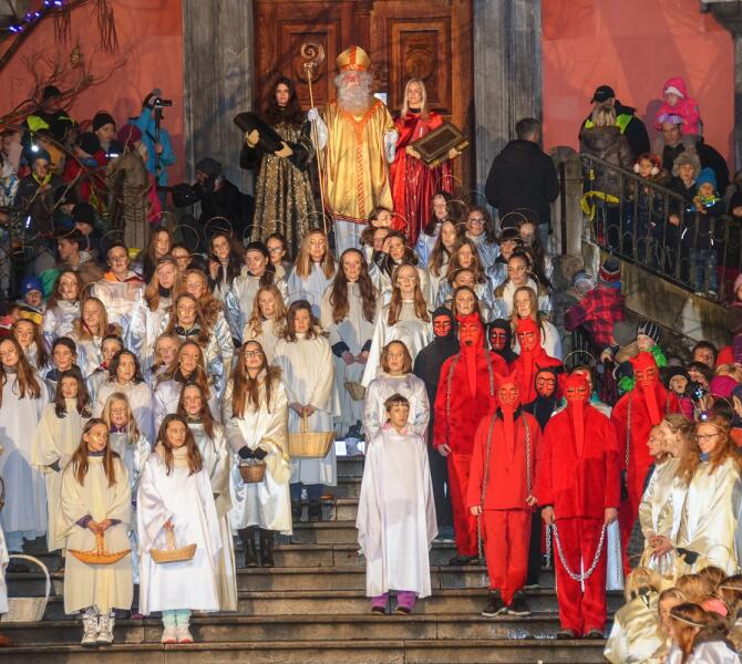 Saint Nicholas with his companions.