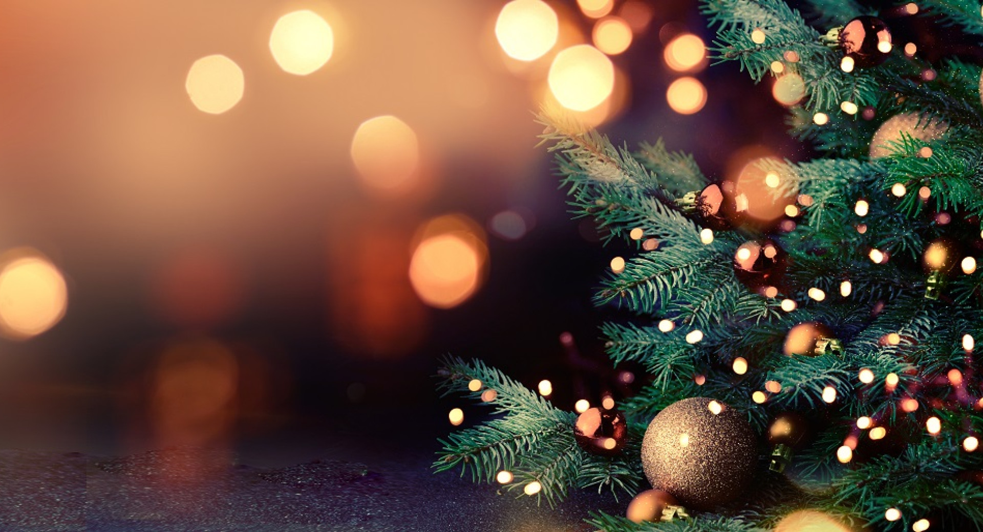 Novoletna smreka z rumenimi luckami in zlatimi okraski.