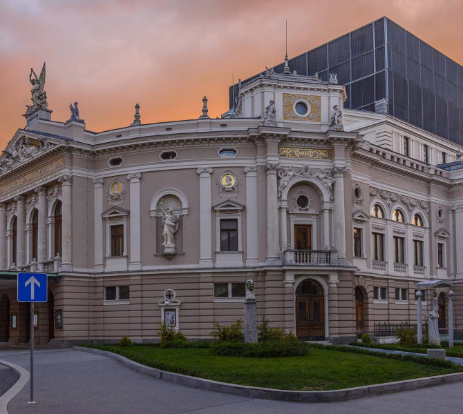 L'extérieur d'un bâtiment au coucher du soleil.