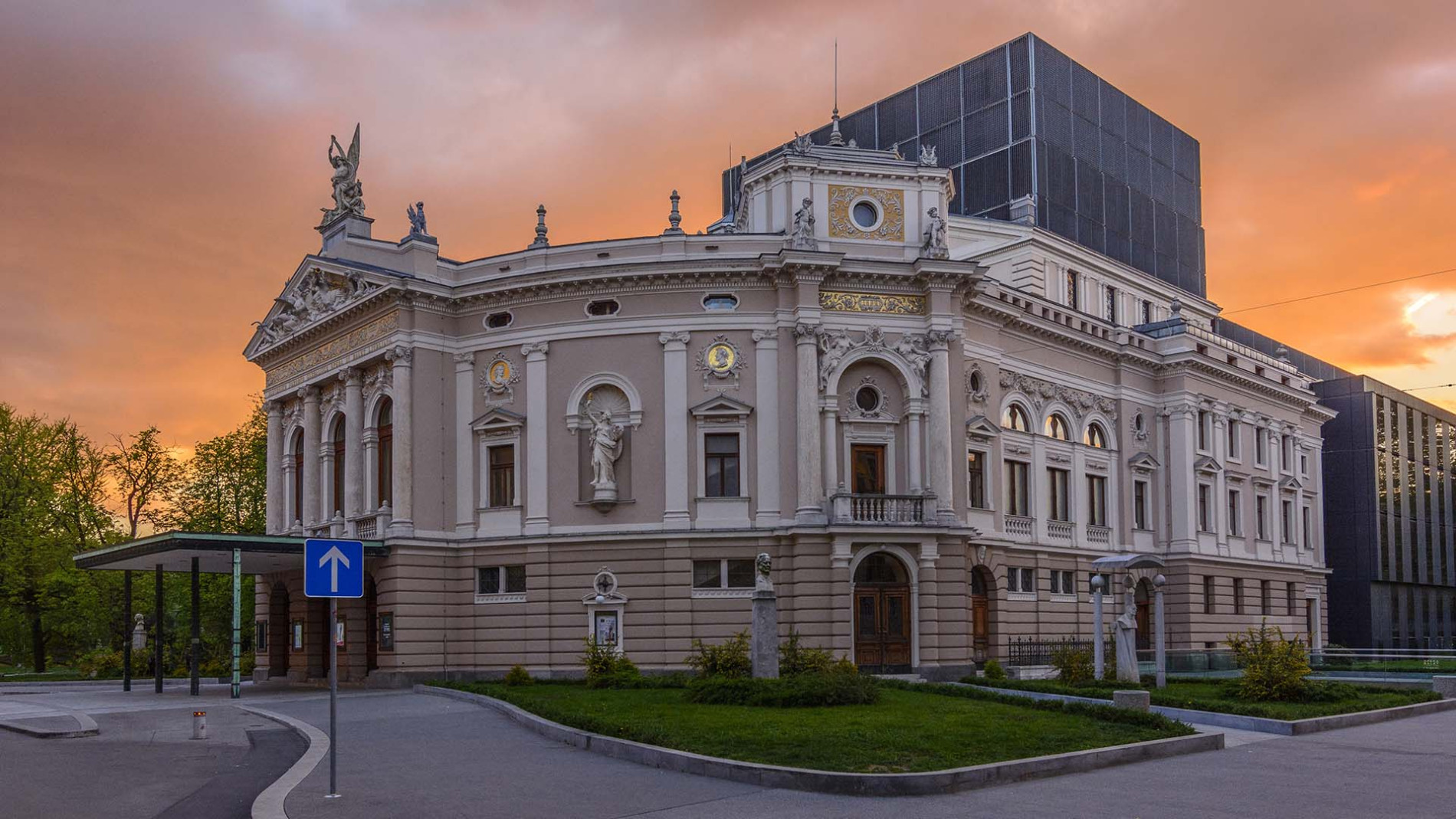 Zunanjost stavbe ob sončnem zahodu.