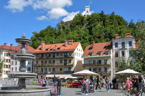 Odprt sejem na Bregu. V ozadju Ljubljanski grad na hribu. 