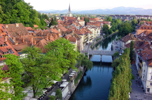 Panorama Ljubljane. Na sredini reka Ljubljanica.