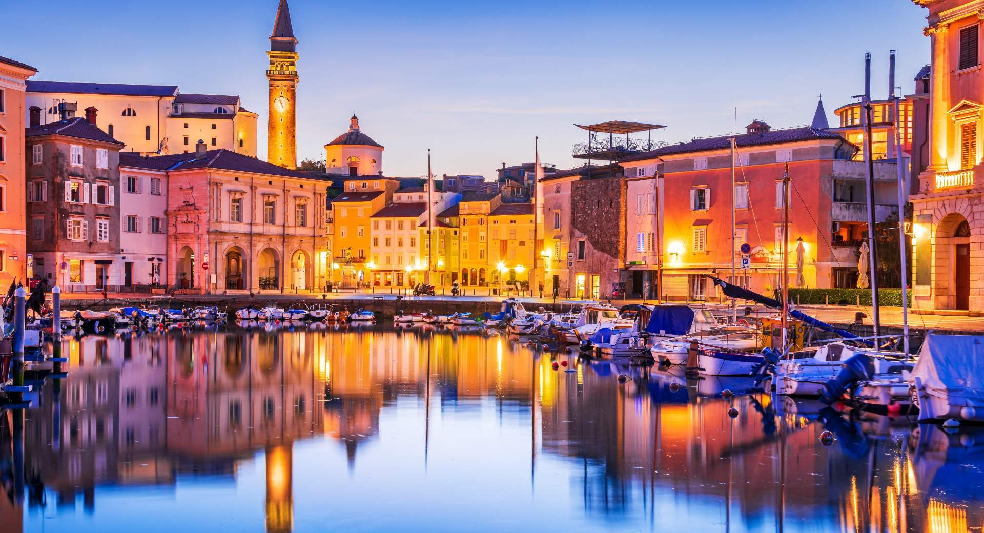 Die Küstenstadt Piran bei Nacht.