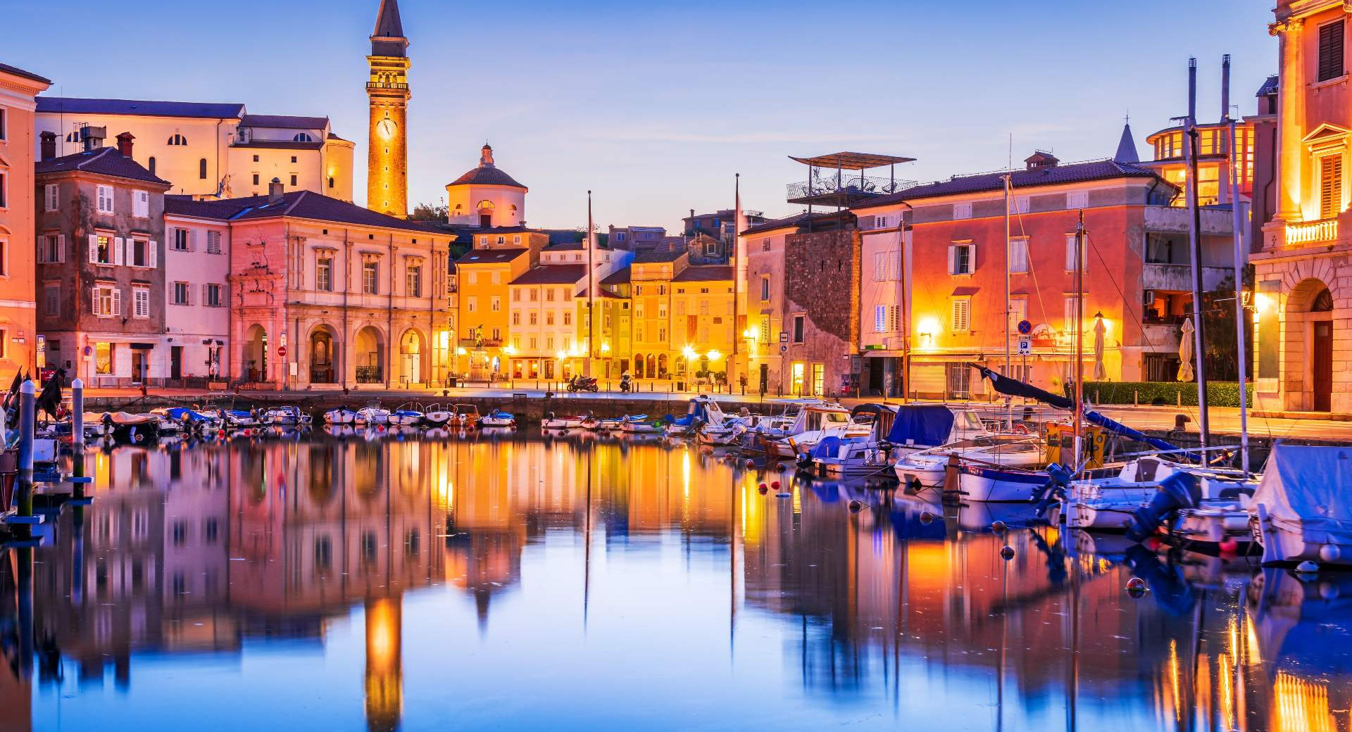 La città costiera di Pirano di notte.