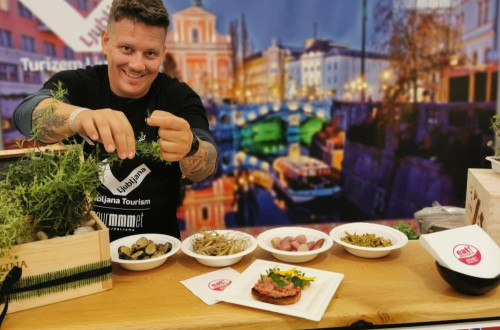 Chef Jorg Zupan pripravlja krožnike.