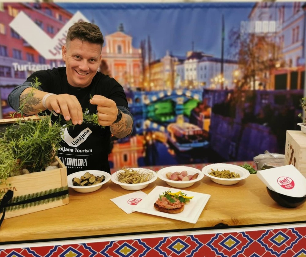 Chef Jorg Zupan pripravlja krožnike.