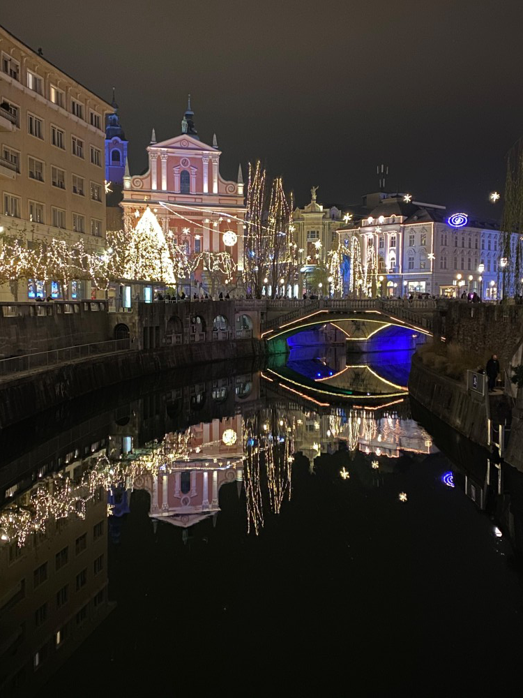 Praznično okrašena Ljubljana.