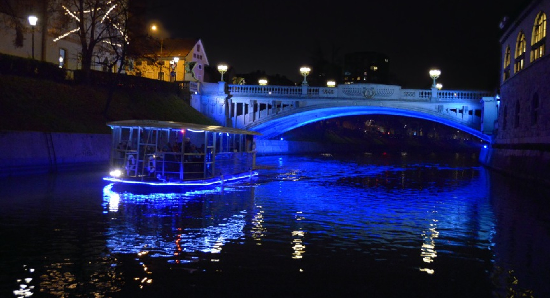 Illuminated tourist boat during the festive December.