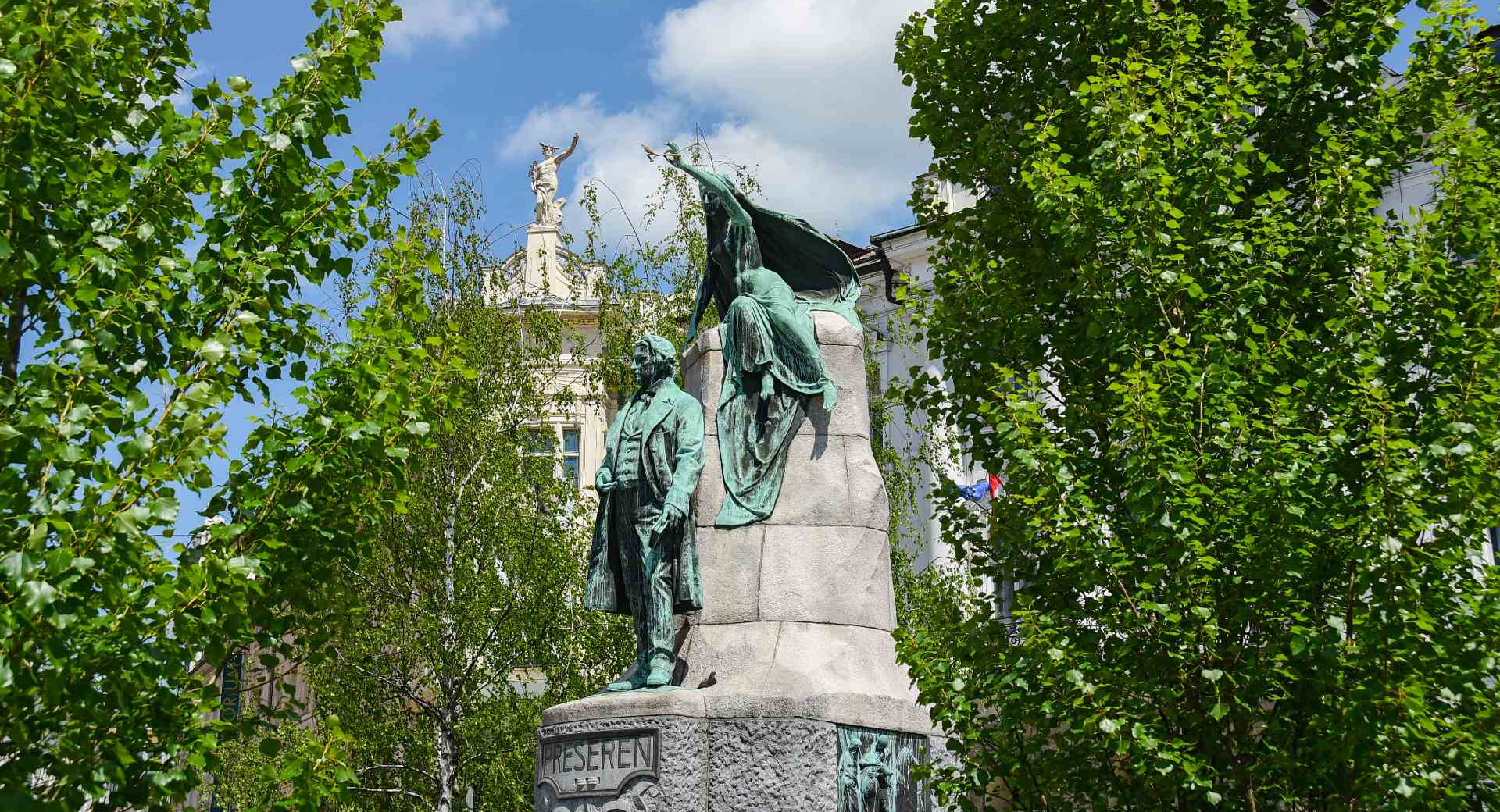 Spomenik največjemu slovenskemu pesniku Francetu Prešernu, nad njim muza, obdan z drevjem.