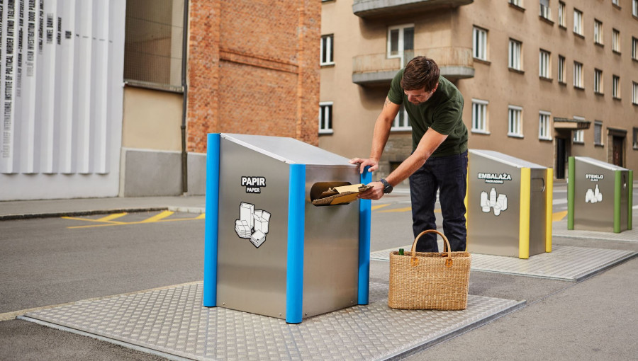 Recikliranje odpadkov v središču mesta.