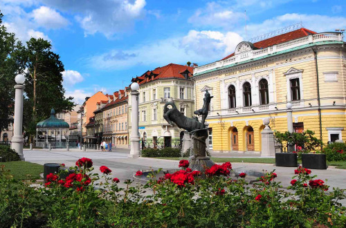 Kongresni trg, na desni pa stavba Slovenske filharmonije.
