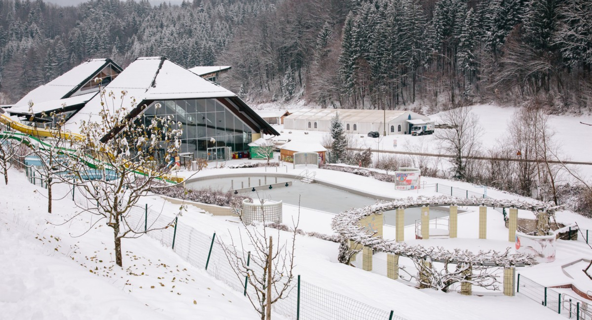 Zasnežen hotel in zunanji bazen.