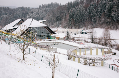 Zasnežen hotel in zunanji bazen.