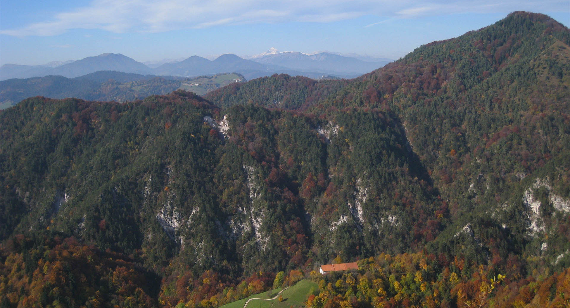 Pogled z Grmade proti Tošču.