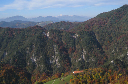 Pogled z Grmade proti Tošču.