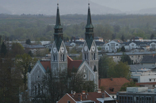 Cerkev sv. Janeza Krstnika in v ozadju okolica Trnova.