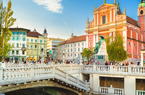 Tromostovje s Prešernovim spomenikom. V ozadju Frančiškanska cerkev. 