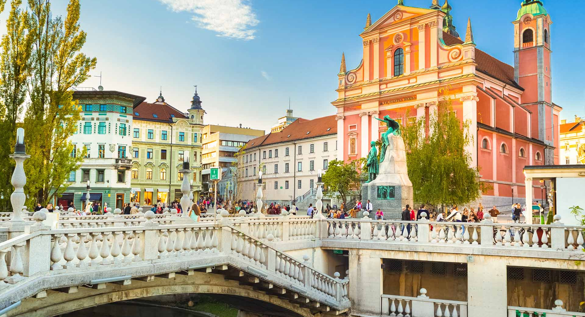 Tromostovje s Prešernovim spomenikom. V ozadju Frančiškanska cerkev. 