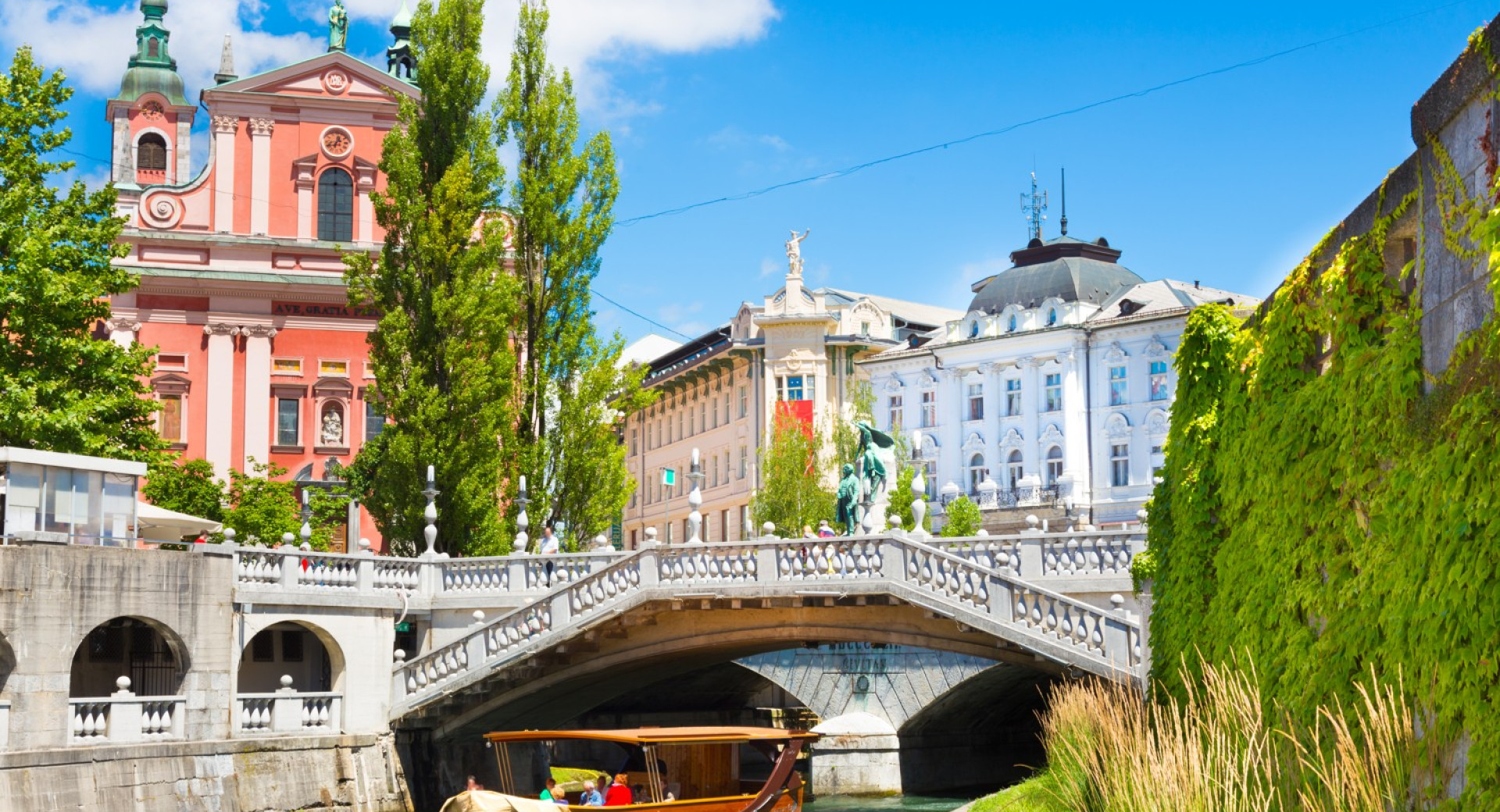 Ladjica na Ljubljanici. V ozadju Frančiškanska cerkev.