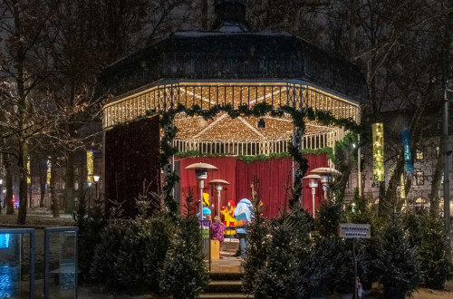 Paviljon praznicno okrasen z zelenjem in luckami v notranjosti se izvajajo animacije za otroke.