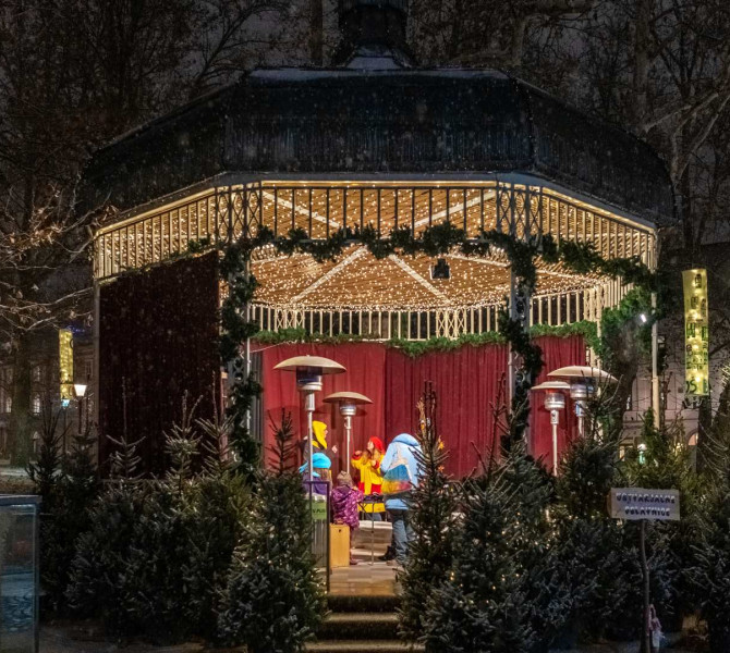 Paviljon praznicno okrasen z zelenjem in luckami v notranjosti se izvajajo animacije za otroke.