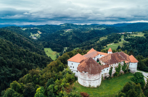 Grad na vrhu hriba. Fotografija iz zraka.