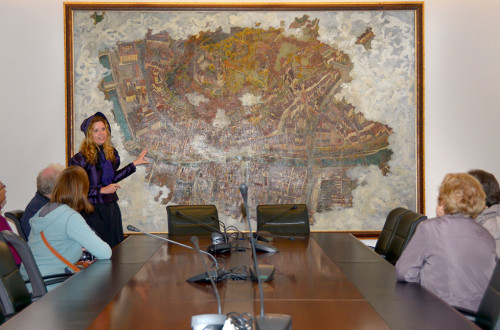 Voden ogled v Mestni hiši. V ozadju zemljevid na steni.