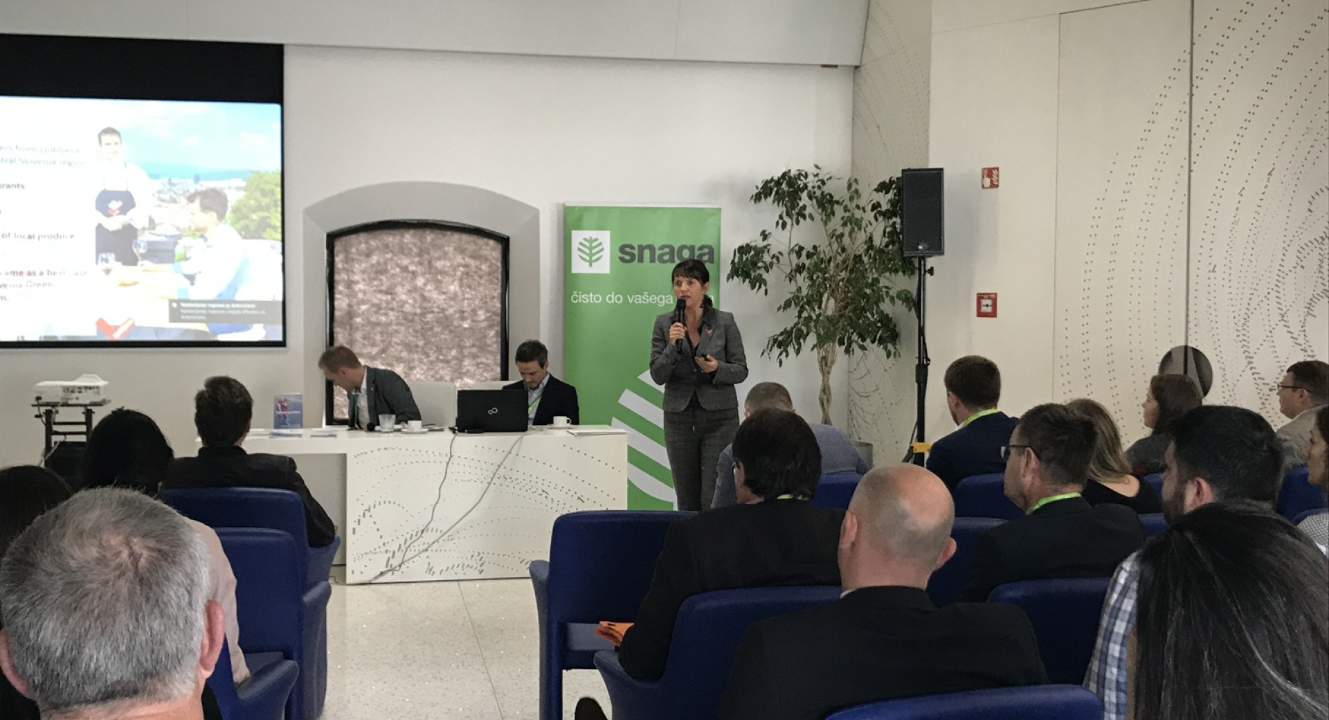 Direktorica Turizma Ljubljana Petra Stušek med predavanjem na temo Zelenih nabavnih verig.